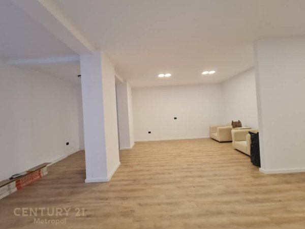 Tirane, jepet me qera zyre Kati 2, 120 m² 1.000 € (Prane Qendres)
