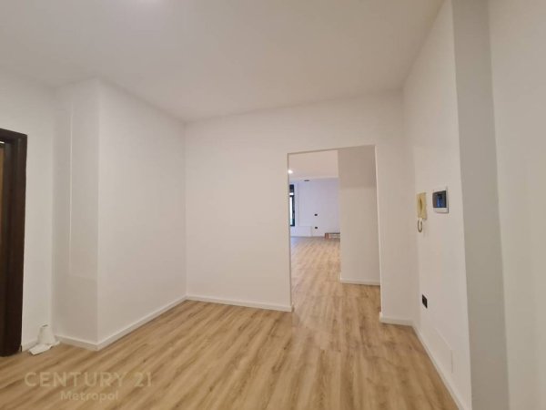Tirane, jepet me qera zyre Kati 2, 120 m² 1.000 € (Prane Qendres)