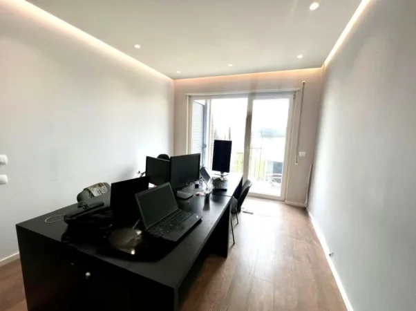 Tirane, shitet apartament 3+1+Ballkon Kati 5, 110 m² 300.000 € (21Dhjetori)
