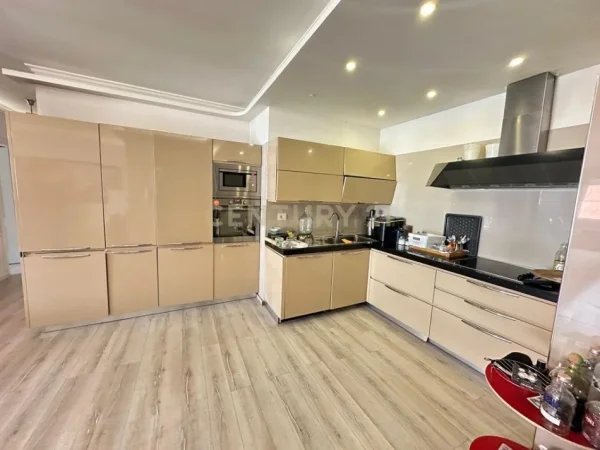 Tirane, shitet apartament 2+1 Kati 5, 107 m² (Pallati me Shigjeta)