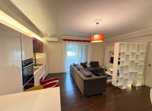 Tirane, jepet me qera apartament 1+1+Ballkon , 500 € (Kodra e Diellit 1)