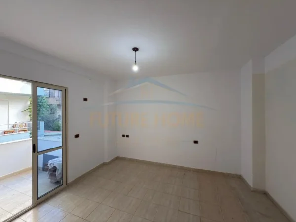 Tirane, shitet apartament 2+1+Ballkon Kati 2, 102 m² 175.000 € (Rruga Rrapo Hekali)