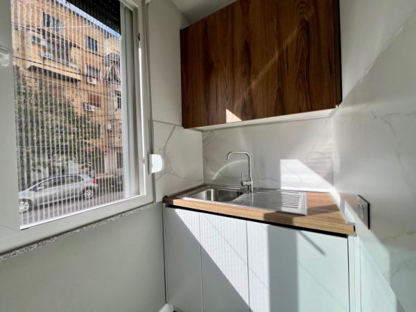 Tirane, jepet me qera apartament 1+1 Kati 1, 59 m² 550 € (Shkolla e Kuqe)