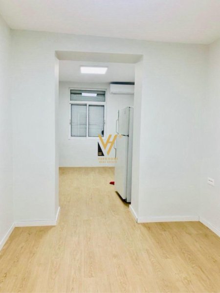 Tirane, jepet me qera zyre Kati 1, 36 m² 400 € (BLLOK)