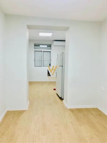 Tirane, jepet me qera zyre Kati 1, 36 m² 400 € (BLLOK)
