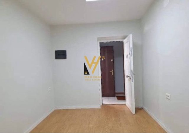 Tirane, jepet me qera zyre Kati 1, 36 m² 400 € (BLLOK)