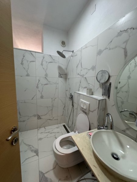 Tirane, jepet me qera apartament 2+1+Ballkon Kati 3, 450 € (FRESK TEK MURAGA)