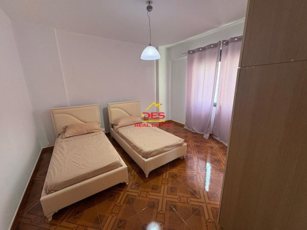 Vlore, jepet me qera apartament 2+1+Ballkon Kati 5, 115 m² 600 € (Rruga Jani Rexha)