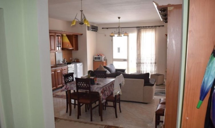 Tirane, jepet me qera apartament 3+1 Kati 6, 600 € 