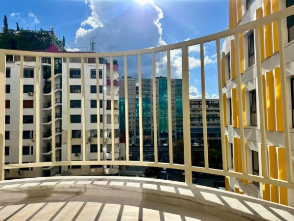 Tirane, jepet me qera apartament 2+1+Ballkon Kati 4, 76 m² 1.000 € (Zogu i Zi)