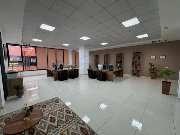 Tirane, jepet me qera ambjent biznesi Kati 2, 124 m² 600 € 