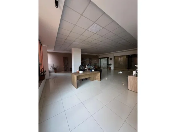 Tirane, jepet me qera ambjent biznesi Kati 2, 124 m² 600 € 