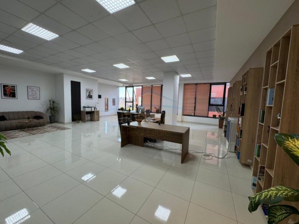 Tirane, jepet me qera ambjent biznesi Kati 2, 124 m² 600 € 