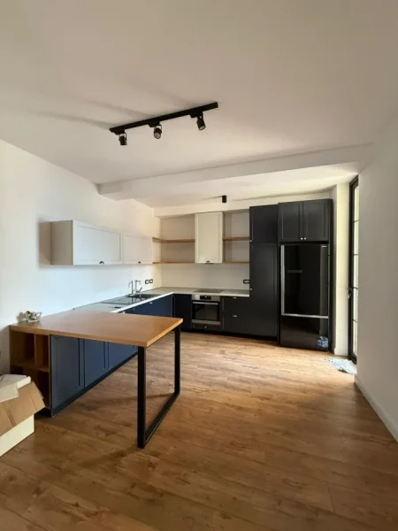 Tirane, jepet me qera apartament 2+1 Kati 0, 110 m² 850 € (KOMUNA PARISIT)