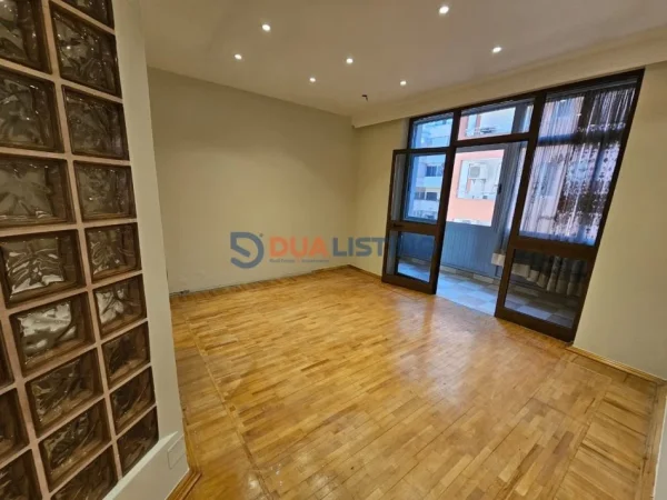 Tirane, shitet apartament 2+1 Kati 4, 140 m² (Bulevardi Bajram Curri)