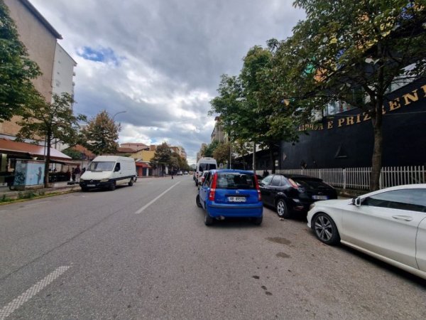 Tirane, jepet me qera ambjent biznesi Kati 0, 160 m² 5.000 € 