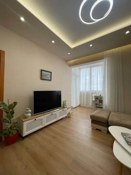 Tirane, jepet me qera apartament 1+1 Kati 7, 700 € 