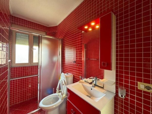 Tirane, jepet me qera apartament 2+1 Kati 3, 75 m² 650 € (Rruga Fortuzi)