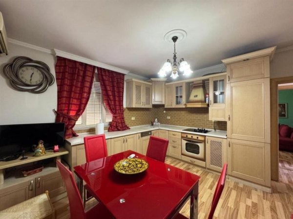 Tirane, jepet me qera apartament 2+1 Kati 3, 75 m² 650 € (Rruga Fortuzi)