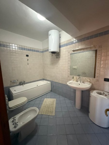 Tirane, jepet me qera apartament 2+1+Ballkon Kati 7, 98 m² 1.600 € (Torre Drini)