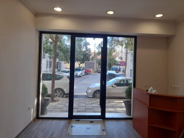 Tirane, jepet me qera dyqan Kati 0, 43 m² 850 € 