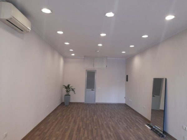 Tirane, jepet me qera dyqan Kati 0, 43 m² 850 € 