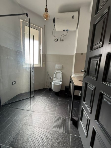 Tirane, jepet me qera ambjent biznesi Kati 8, 110 m² 1.000 € (Komuna Parisit)