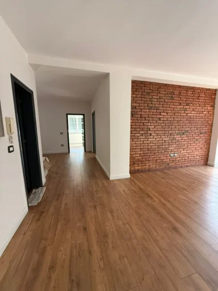 Tirane, jepet me qera ambjent biznesi Kati 8, 110 m² 1.000 € (Komuna Parisit)