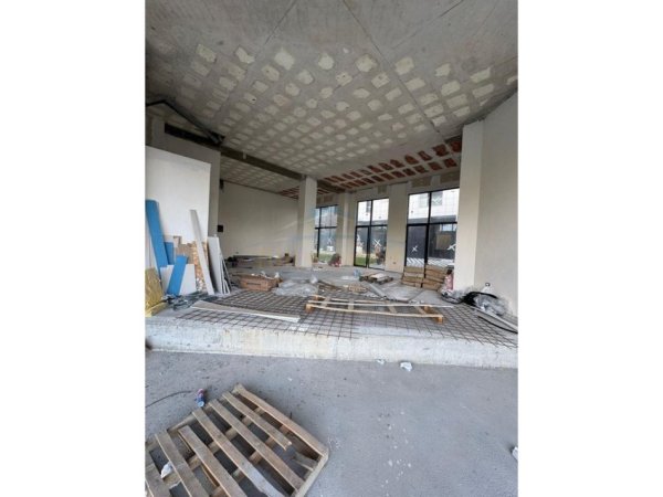 Tirane, jepet me qera ambjent biznesi Kati 0, 92 m² 3.000 € (Liqeni i Thate)