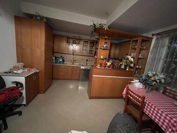Tirane, jepet me qera apartament 2+1 Kati 3, 410 € 