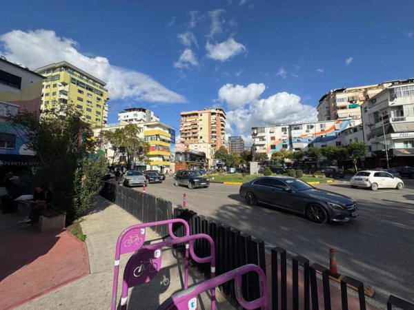 Tirane, shitet dyqan Kati 1, 110 m² 235.000 € 