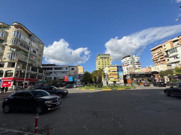 Tirane, shitet dyqan Kati 1, 110 m² 235.000 € 