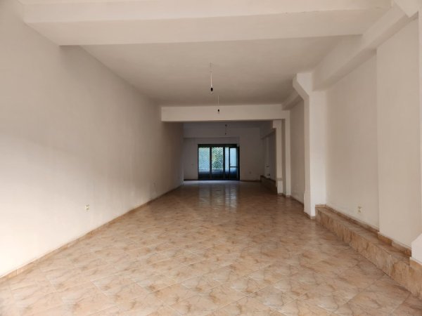 Vlore, shitet dyqan Kati 1, 95 m² 110.000 € (Rruga Lef sallata)