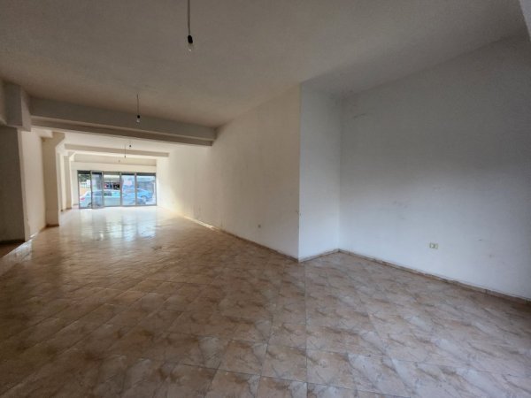 Vlore, shitet dyqan Kati 1, 95 m² 110.000 € (Rruga Lef sallata)