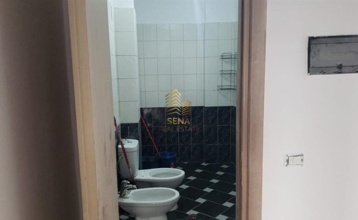 Tirane, jepet me qera apartament 1+1+Ballkon Kati 4, 100 m² 300 € (Rruga Muhamed Deliu)