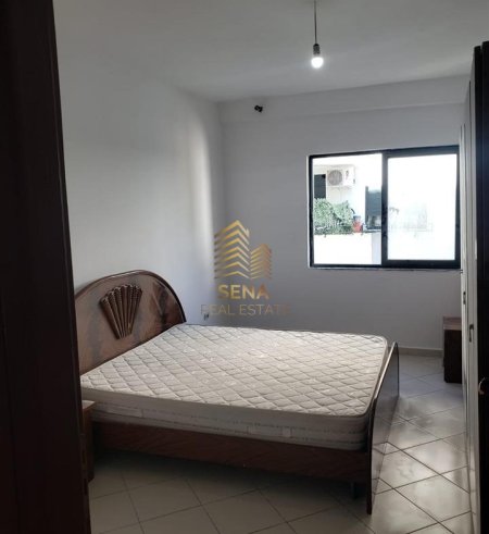 Tirane, jepet me qera apartament 1+1+Ballkon Kati 4, 100 m² 300 € (Rruga Muhamed Deliu)