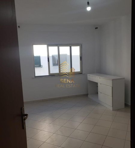 Tirane, jepet me qera apartament 1+1+Ballkon Kati 4, 100 m² 300 € (Rruga Muhamed Deliu)