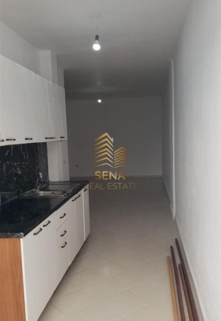 Tirane, jepet me qera apartament 1+1+Ballkon Kati 4, 100 m² 300 € (Rruga Muhamed Deliu)