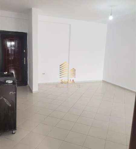 Tirane, jepet me qera apartament 1+1+Ballkon Kati 4, 100 m² 300 € (Rruga Muhamed Deliu)