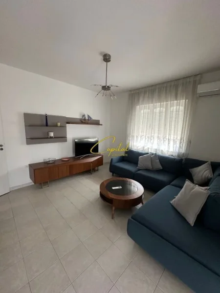 Tirane, jepet me qera apartament 2+1 Kati 3, 110 m² 600 € (PAZARI I RI)
