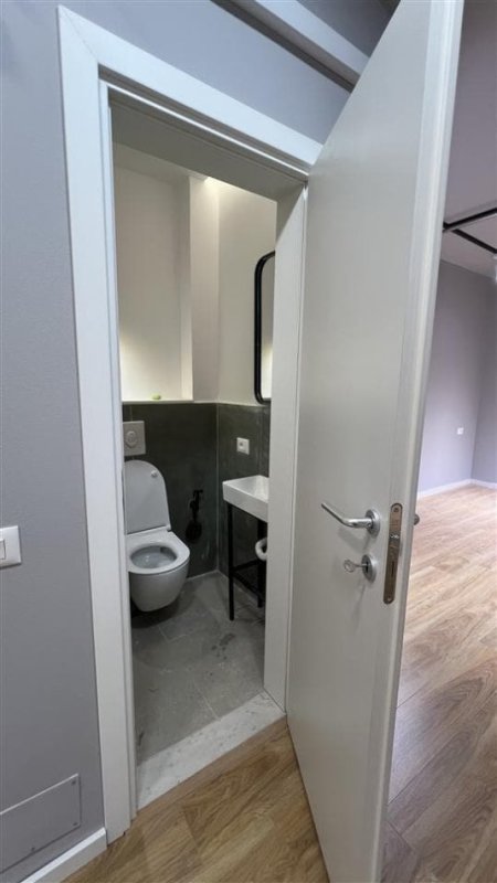 Tirane, jepet me qera ambjent biznesi Kati 2, 75 m² 1.200 € (myslym shyri)