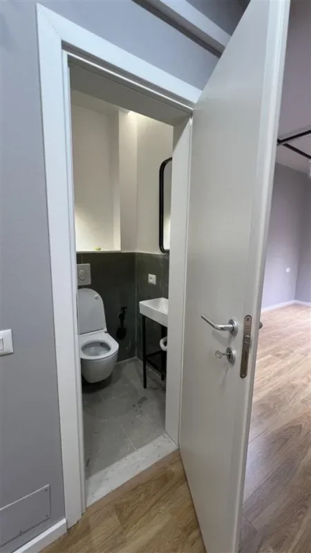 Tirane, jepet me qera ambjent biznesi Kati 2, 75 m² 1.200 € (myslym shyri)