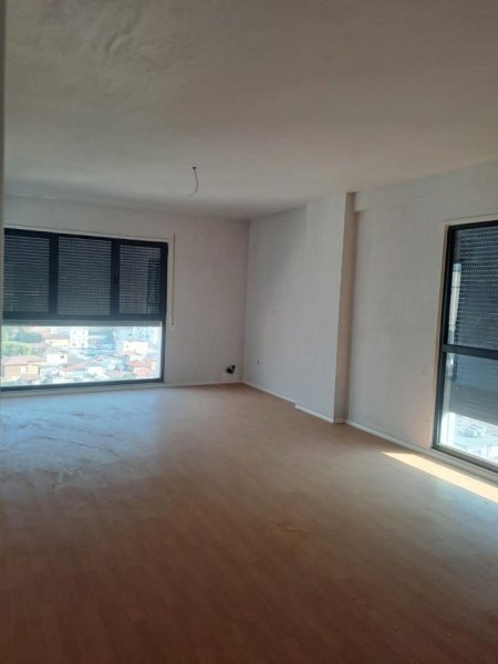Me Qira Apartament për Zyra – 105 m² 📍 Kompleksi ASL, Godina 1 – Kati i 8-të, me pamje fantastike Çmimi: 650€/muaj