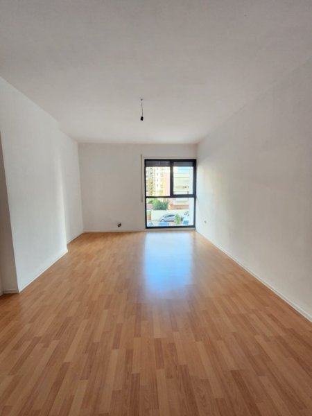 Me Qira Apartament për Zyra – 105 m² 📍 Kompleksi ASL, Godina 1 – Kati i 8-të, me pamje fantastike Çmimi: 650€/muaj
