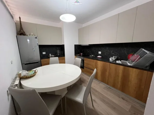 Tirane, jepet me qera apartament 2+1 Kati 4, 115 m² 1.500 € (rruga e sales)