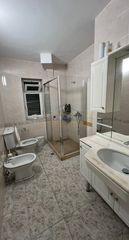 Tirane, jepet me qera apartament 2+1 Kati 1, 87 m² 650 € (Rruga Fortuzi)
