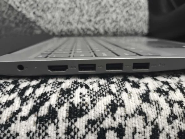 Tirane, shes Laptop + Wireless Mouse + Hardisk VERBATIM 1TB per 21000 Leke.