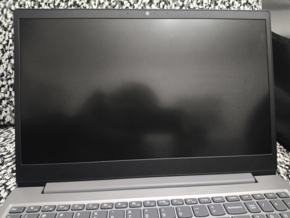 Tirane, shes Laptop + Wireless Mouse + Hardisk VERBATIM 1TB per 21000 Leke.