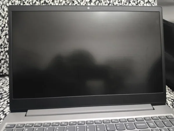 Tirane, shes Laptop + Wireless Mouse + Hardisk VERBATIM 1TB per 21000 Leke.