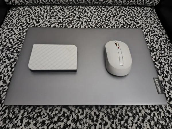 Tirane, shes Laptop + Wireless Mouse + Hardisk VERBATIM 1TB per 21000 Leke.